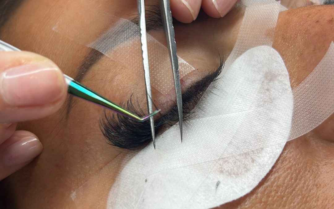 Les erreurs les plus fréquentes des débutantes en extensions de cils